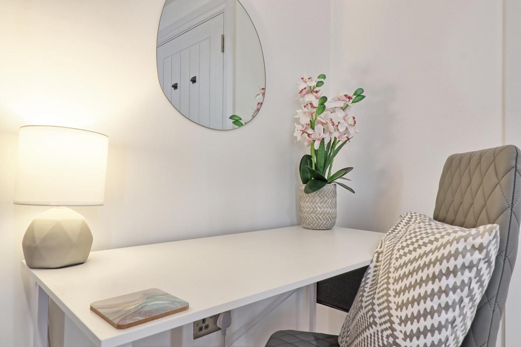 Writtle Massive 4 Bedroom Apartment With Parking In Gorgeous Countryside Location & Short Drive To Chelmsford City Centre Contractors Welcome Exterior foto